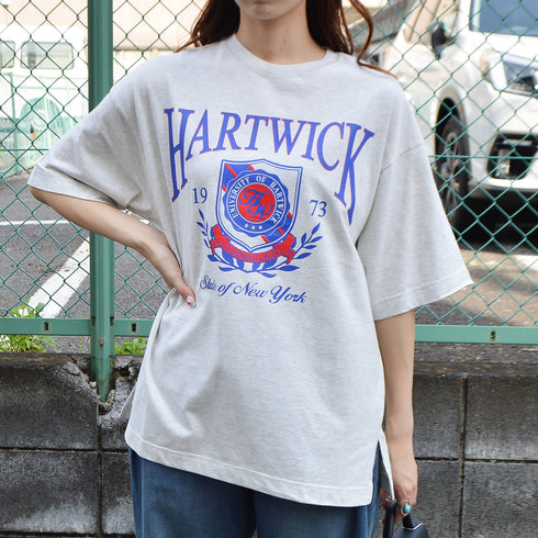【spiritoso】HARTWICK カレッジロゴTシャツ