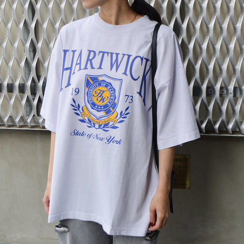 【spiritoso】HARTWICK カレッジロゴTシャツ
