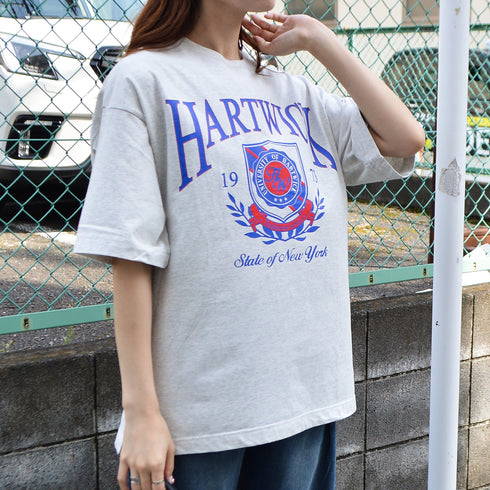 【spiritoso】HARTWICK カレッジロゴTシャツ
