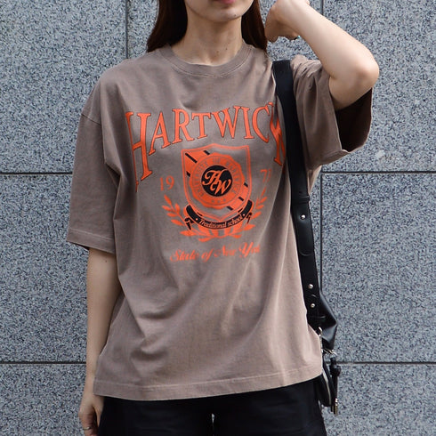 【spiritoso】HARTWICK カレッジロゴTシャツ