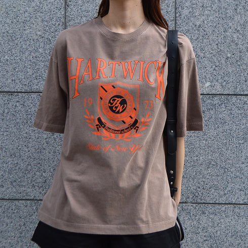【spiritoso】HARTWICK カレッジロゴTシャツ