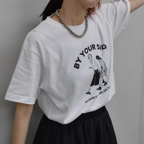 【RGY】BY YOUR SIDE デザインプリントTシャツ