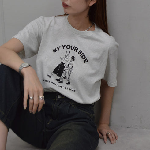 【RGY】BY YOUR SIDE デザインプリントTシャツ