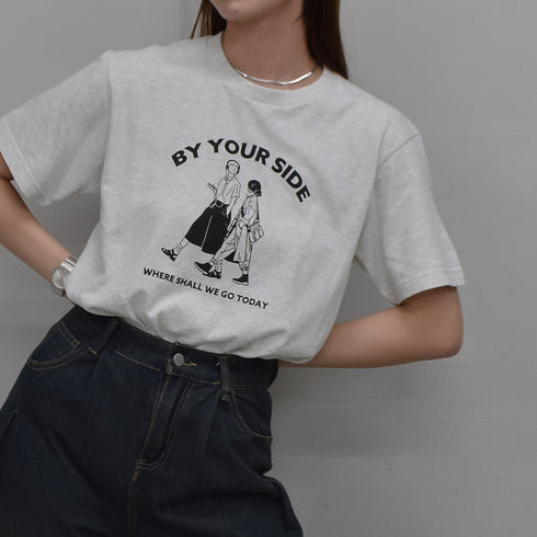【RGY】BY YOUR SIDE デザインプリントTシャツ