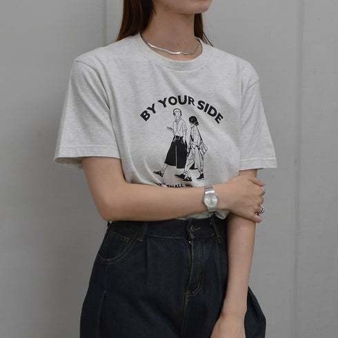 【RGY】BY YOUR SIDE デザインプリントTシャツ