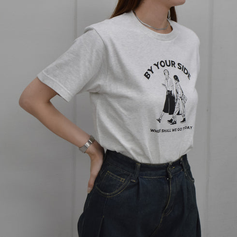 【RGY】BY YOUR SIDE デザインプリントTシャツ