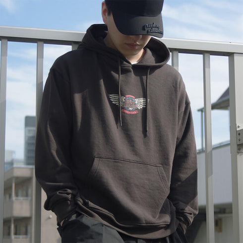 【spiritoso】ウイングさがら刺繍バックプリントパーカー