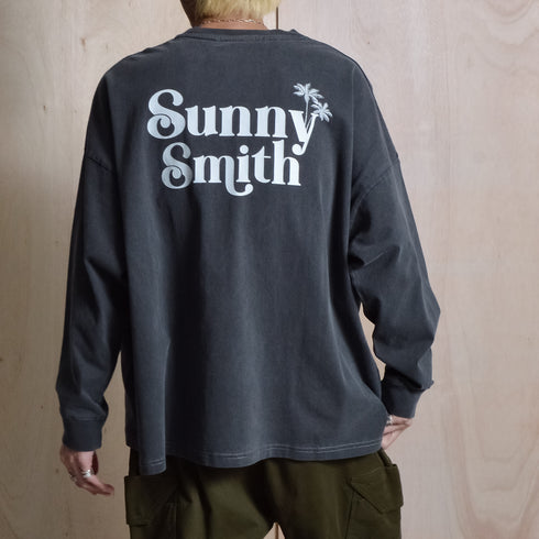 【SUNNY SMITH】ヤシの木ロゴ ワンポイント刺繍 バックプリント ピグメント加工ロングスリーブTシャツ