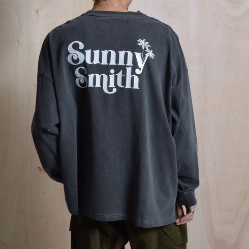 【SUNNY SMITH】ヤシの木ロゴ ワンポイント刺繍 バックプリント ピグメント加工ロングスリーブTシャツ