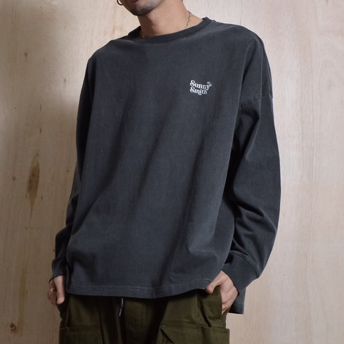 【SUNNY SMITH】ヤシの木ロゴ ワンポイント刺繍 バックプリント ピグメント加工ロングスリーブTシャツ