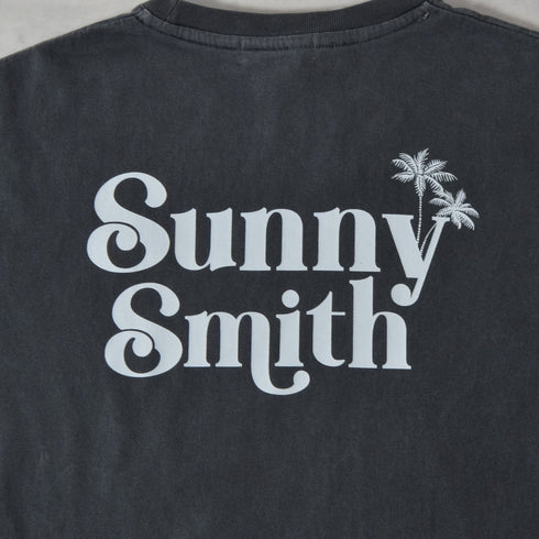 【SUNNY SMITH】ヤシの木ロゴ ワンポイント刺繍 バックプリント ピグメント加工ロングスリーブTシャツ