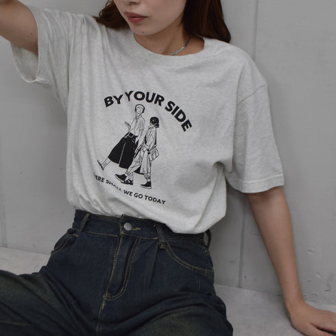 【RGY】BY YOUR SIDE デザインプリントTシャツ