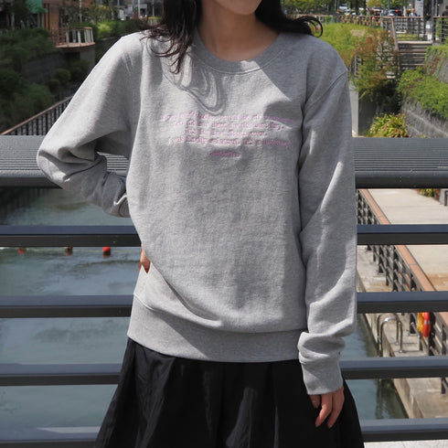 【＆soiree】メッセージ刺繍裏毛スウェットクルーネックプルオーバー
