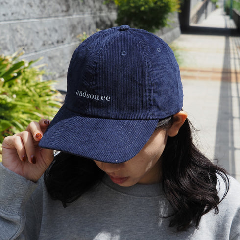 【＆soiree】ブランドロゴ刺繍キャップ(ウール・コーデュロイ)